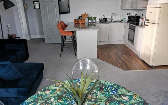 Upmarket 2 Bedroom Apartment With sea Views