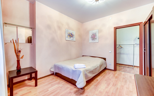 Гости Любят на Ленсовета 43