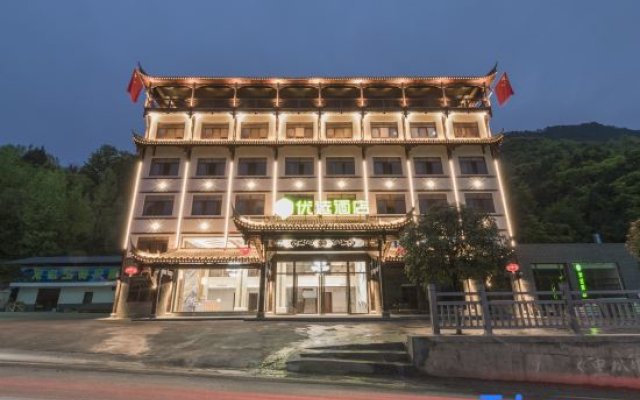 99 Best Hotel (Chongqing Yunyang Longgang Scenic Area Qingshui Tujia Township)
