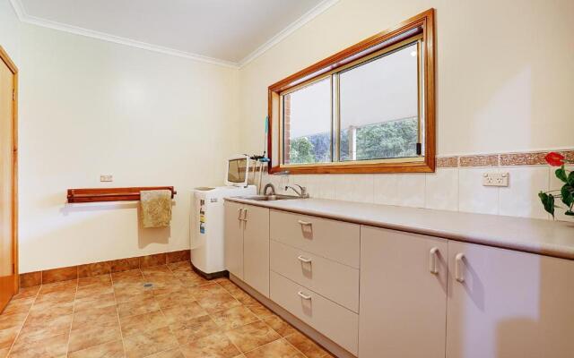 Farm Stay & Iconic Water Views - 32 Zachary Drive