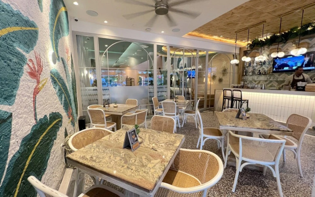 AVENTURA STUDIOS - POOL and BEACH CLUB