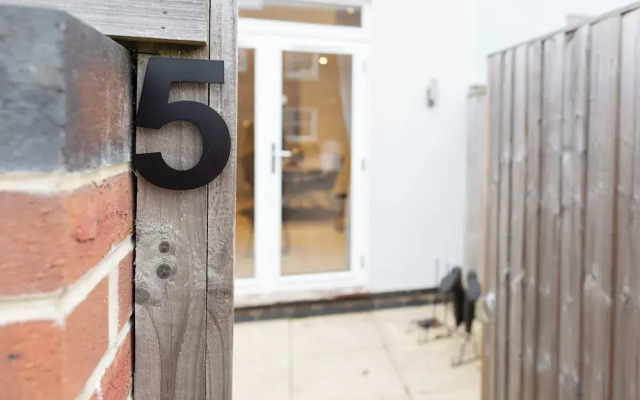 Stunning 2 BD with Patio & Free Parking
