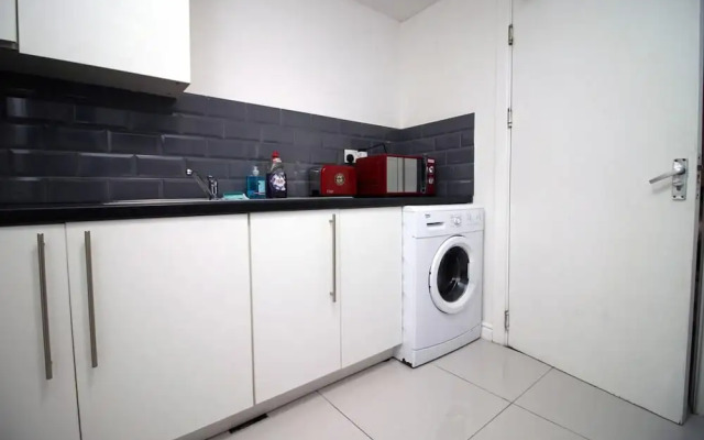Comfortable 5-bedroom Home Free Parking