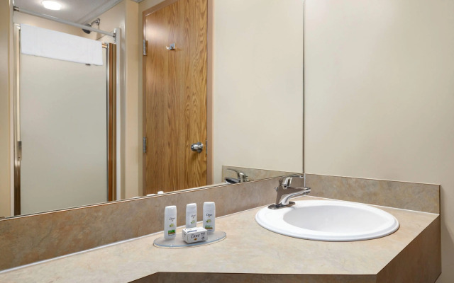 Super 8 by Wyndham Swan River MB