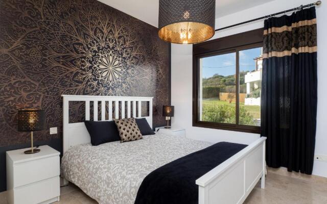 2305 - Luxury villa with sea view and pools
