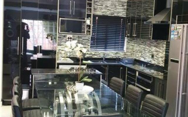 Upmarket 3 Bedroom Apartment