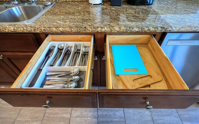 Sunny & Cheerful Near I-10 ~ Queen Beds ~ Parking