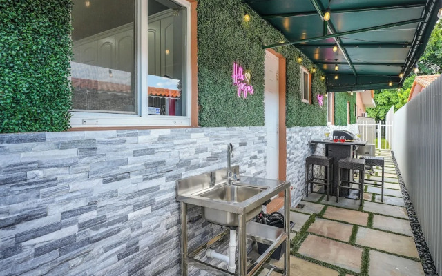 4 to 23 Guests GameRoom 2 Kitchens BAR BBQ