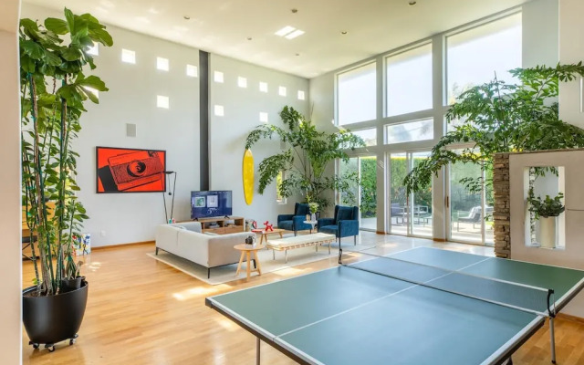 Beachcomber by AvantStay | 1 Block from Beach - Modern Estate w/ Ocean Views