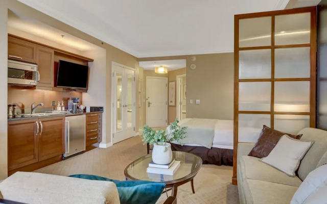 Premium Suite w/balcony at The Signature