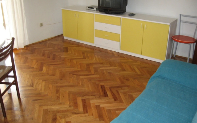 Six Person Apartment With Two Bedrooms And 200M From Beach In Pjescana Uvala