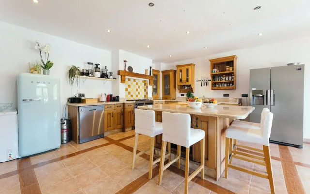 Luxurious 5 Bedroom Villa With Waterfall Closeby