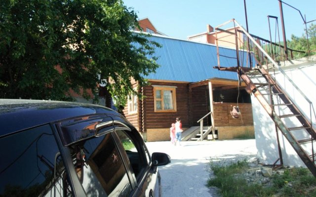 Guest house on Bolnichnyi 11