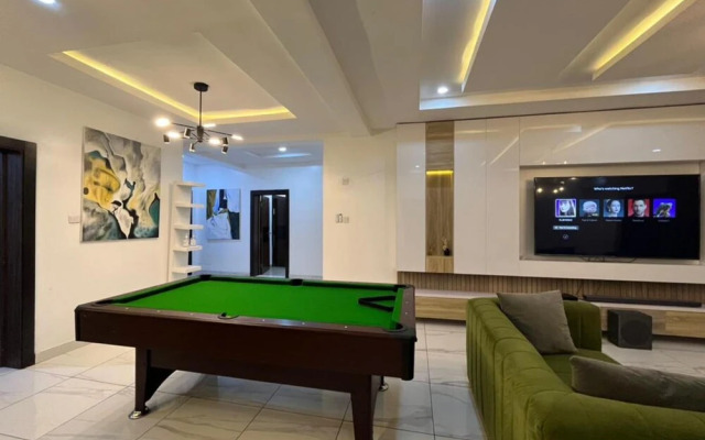 Lovely 3-bed With a Pool Next to Four Point
