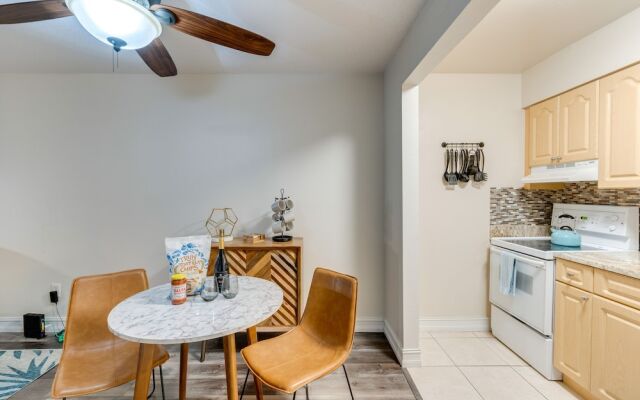 Quaint Sarasota Condo: 4 Mi to Siesta Key Beach!