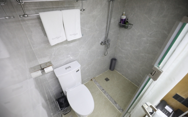 Qingmu Select Hotel (Shanghai Hongqiao Airport Longbai Xincun Subway Station)