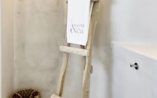 White and Co. La Torre Suites