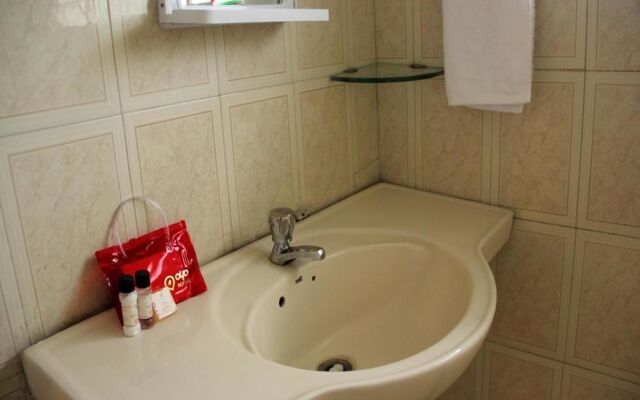 OYO 1065 Hotel HMR Royal Inn