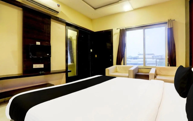 OYO 27960 Hotel Divya Sai Palace
