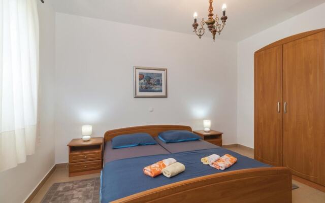 Awesome Home in Pucisca with Hot Tub, WiFi & 5 Bedrooms