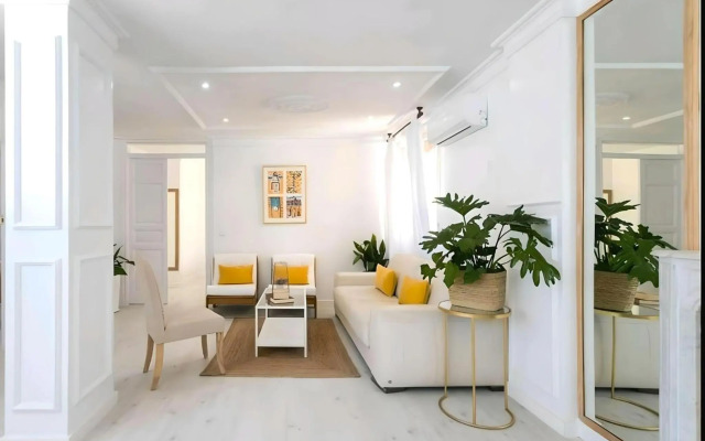 Lux City Loft in front of the Port