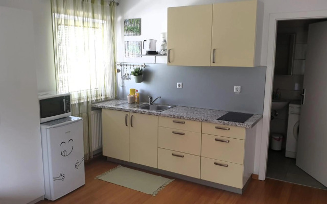 Studio EMMA Ljubljana - FREE parking, AC, Wifi