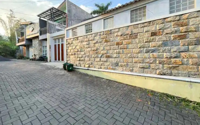 RedDoorz Syariah Nanna Homestay Near Dino Park