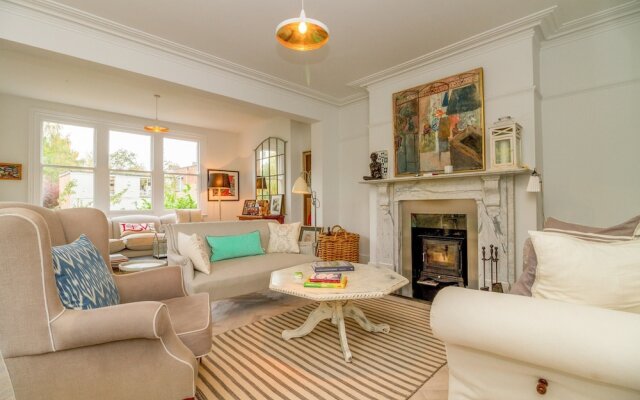 4 Bedroom Canalside Family Home in Oxford
