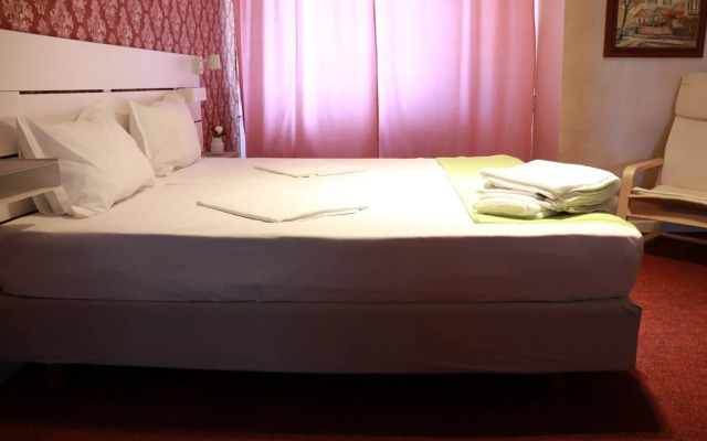 Reina Hotel