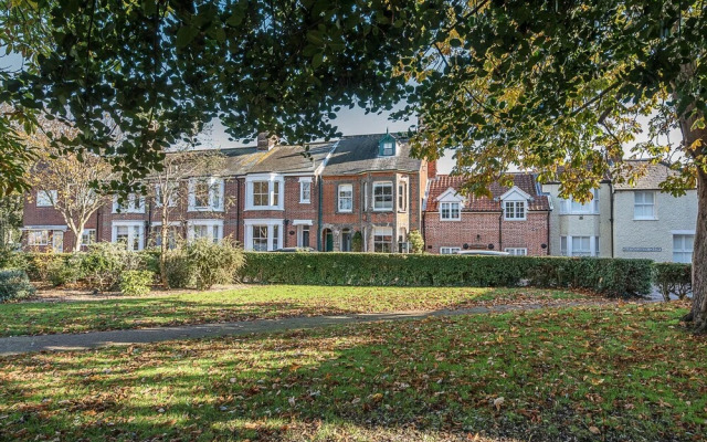 Bonheur, 16 Bartholomew Green, Southwold