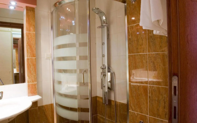 Evia Hotel & Suites