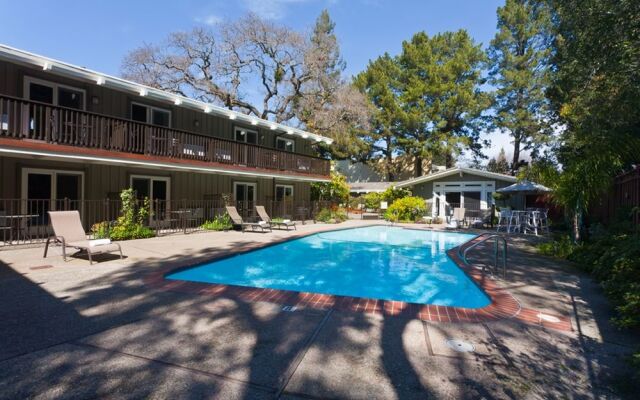 Red Cottage Inn & Suites