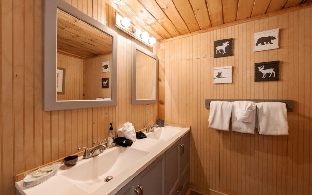 Pappy's Peak 2 Bedroom Cabin by RedAwning