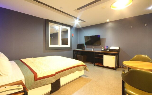 V Hotel
