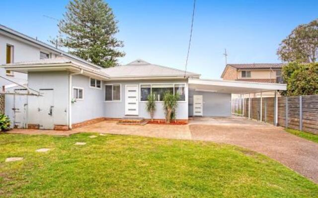 Beached Inn' 93 Foreshore Drive - Spacious Beach Front House