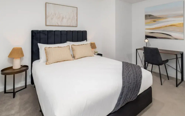 Chic 3-bed in Central With Pool, Sauna and Gym