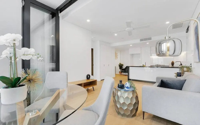 2BR Utopia Fortitude Valley Pool Rooftop King bed