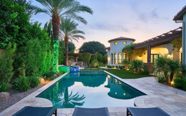 Luxe Poolside Paradise-pool & Spa-vanity Station