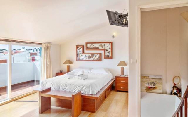 Lovely 2 Bedroom Duplex Apt w Terrace in Cascais