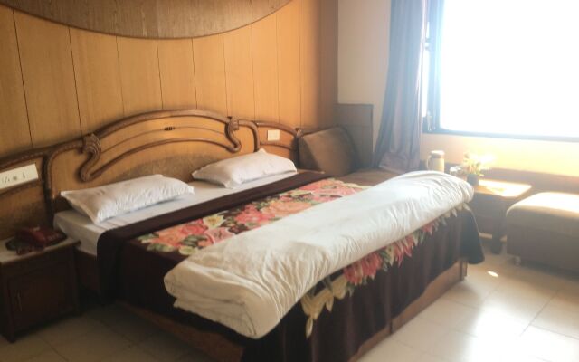 ADB Rooms Hotel Sahiwa