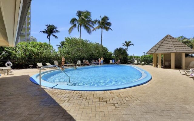 Charming Beachfront Condo With Pool, spa and Views