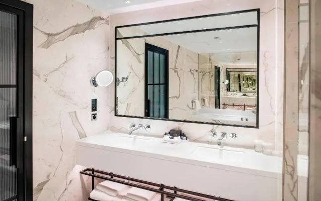 The Dixon, Autograph Collection