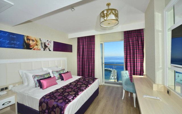 Azura Deluxe Resort & Spa
