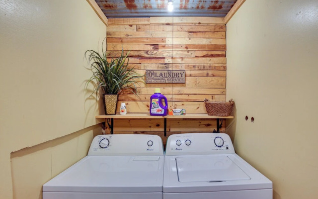 Lead Hideaway w/ Fireplace, Grill & Deck!