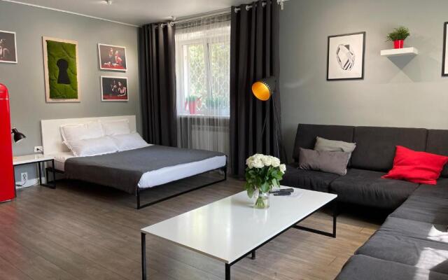 Kvartira-studija s otdel'nym vhodom s gostinichnym servisom, s belym postel'nym