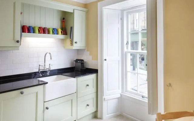 Host Stay Muggles Mews