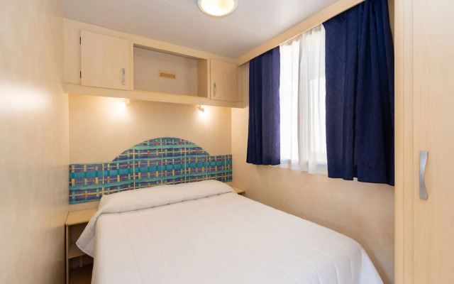 Club Del Sole Stork Family Collection