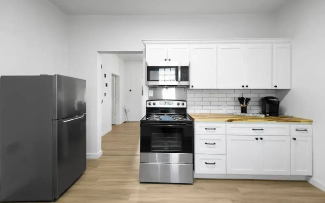 New Charming 2-bedroom Home Minutes to Downtown