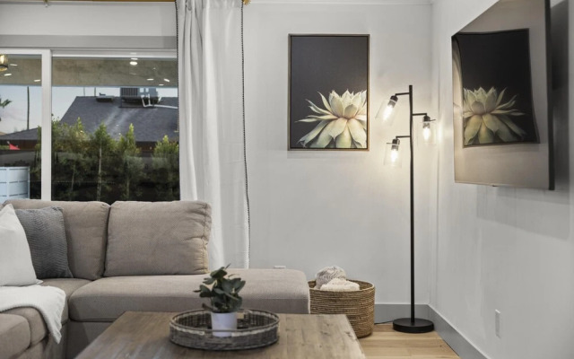 Valley View Chic Home w Backyard Oasis