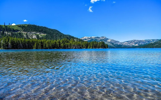 Relax at Rustic Tahoe Charm Minutes to Lake